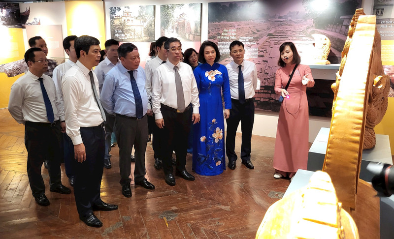 Delegados de ambas ciudades recorren la exposición. (Fotografía: hanoimoi.vn)