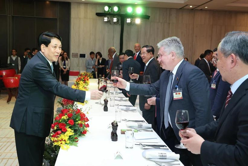 El presidente de Vietnam, Luong Cuong, encabeza la recepción a los jefes de delegaciones de países y partidos políticos que llegaron a Vietnam para asistir al 50 aniversario de la Liberación del Sur y la Reunificación nacional. (Fotografía: VNA)