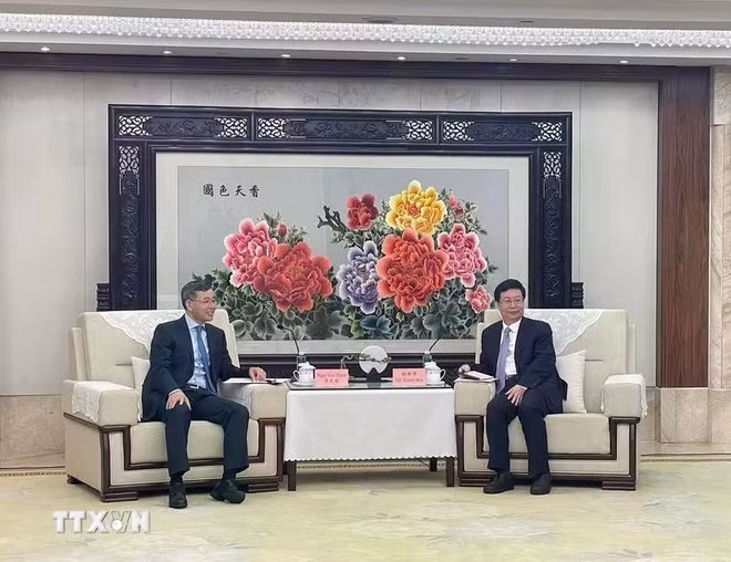 El jefe de la Auditoría Estatal de Vietnam, Ngo Van Tuan, y Hu Henghua, alcalde de la ciudad de Chongqing. (Fotografía: VNA) El jefe de la Auditoría Estatal de Vietnam, Ngo Van Tuan, y Hu Henghua, alcalde de la ciudad de Chongqing. (Fotografía: VNA)