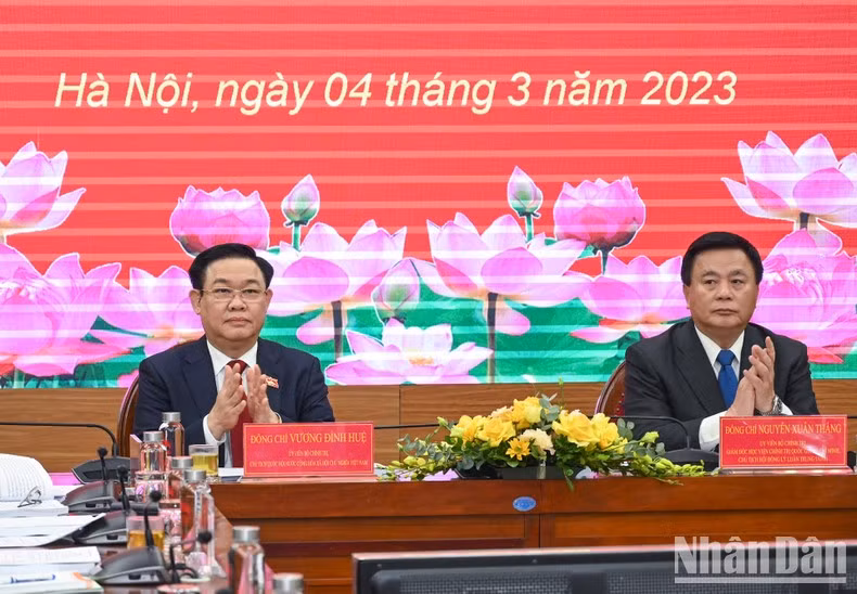 El presidente de la Asamblea Nacional de Vietnam, Vuong Dinh Hue (izquierda), en la reunión. (Fotografía: Nhan Dan)