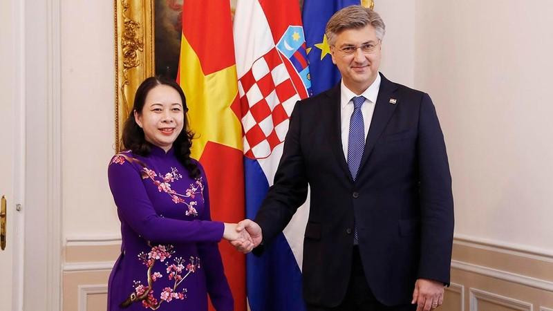 El primer ministro de Croacia, Andrej Pleenković, recibe a la vicepresidenta de Vietnam, Vo Thi Anh Xuan. (Fotografía: VNA)