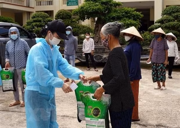 Entrega de ayudas a los habitantes necesitados en Vietnam. (Fotografía: VNA)