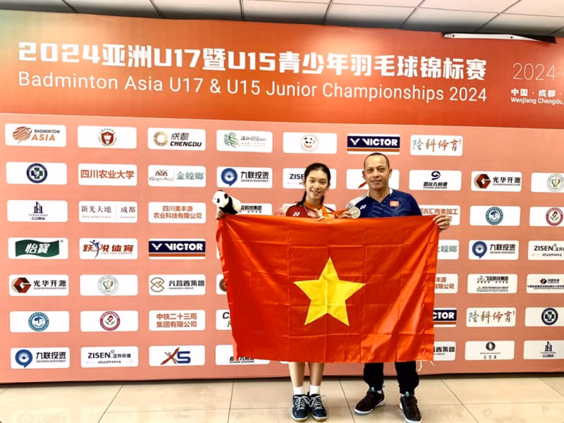 La badmintonista vietnamita Nguyen Thi Thu Huyen gana una medalla de plata en los Campeonatos Asiáticos sub-17 y sub-15. (Fotografía: VNA)