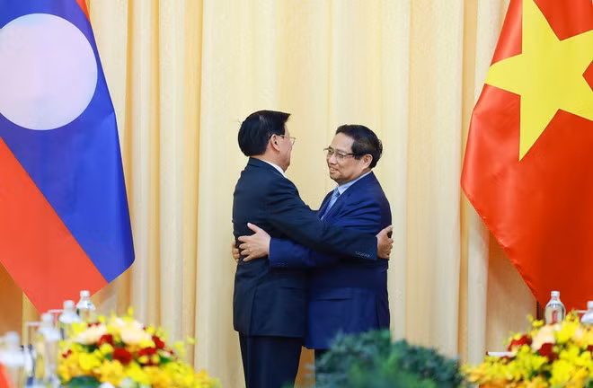 El primer ministro de Vietnam, Pham Minh Chinh, y el secretario general del Partido Popular Revolucionario y presidente de Laos, Thongloun Sisoulith. (Fotografía: VNA)