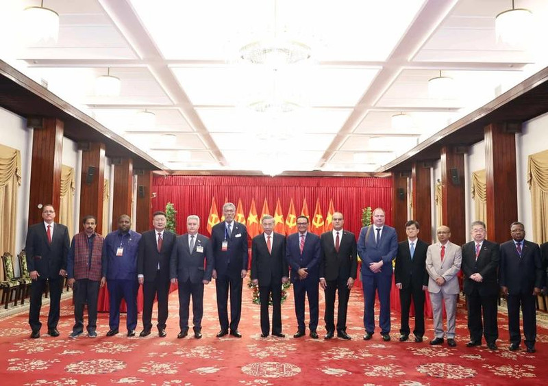 El secretario general del Partido Comunista de Vietnam, To Lam, y los jefes de delegaciones de partidos políticos se toman una foto de recuerdo. (Fotografía: VNA)