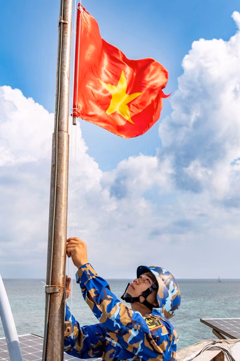 Izamiento de bandera en el archipiélago de Truong Sa (Spratly). (Fotografía: qdnd.vn)