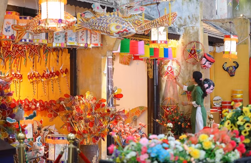 Los stands de lámparas del Medio Otoño dan forma por estos días a las calles antiguas.