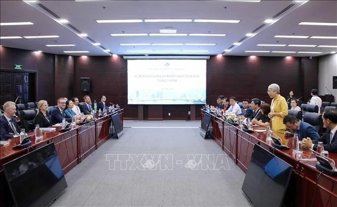 El vicepresidente del Comité Popular de la ciudad de Da Nang, Tran Chi Cuong, recibe al ministro sueco de Infraestructura y Vivienda, Andreas Carlson. (Fotografía: VNA)