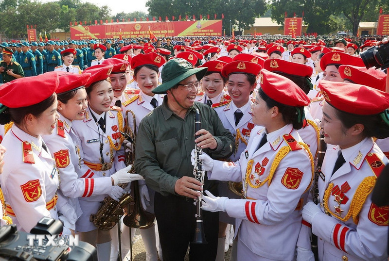 El primer ministro de Vietnam, Pham Minh Chinh, visita a las fuerzas participantes en el desfile militar por el 50 aniversario de la reunificación nacional. (Fotografía: VNA)