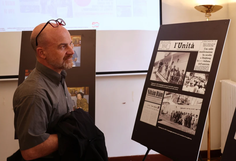 Un invitado disfruta de la exposición fotográfica "Solidaridad del pueblo italiano hacia Vietnam". (Fotografía: VNA)