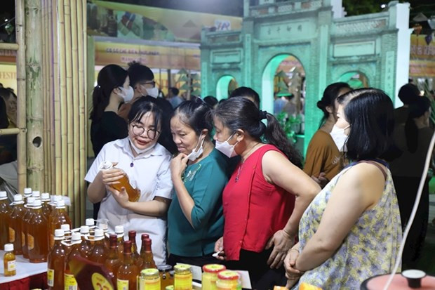 Residentes del distrito de Dong Anh visitan la feria. (Fotografía: hanoimoi.com.vn)