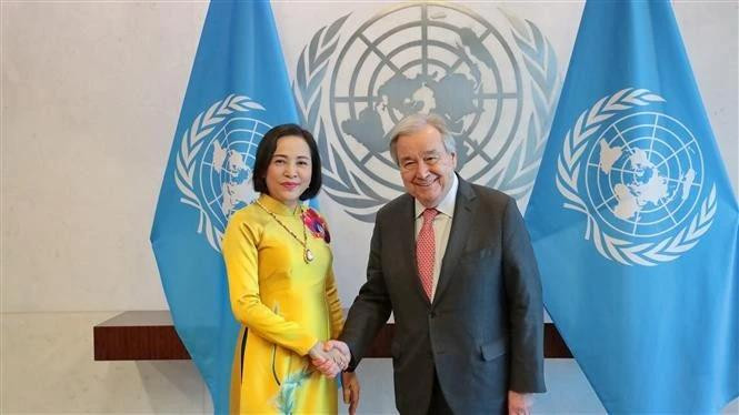 La vicepresidenta de la Asamblea Nacional de Vietnam Nguyen Thi Thanh y el secretario general de la ONU, Antonio Guterres. (Fotografía: VNA)