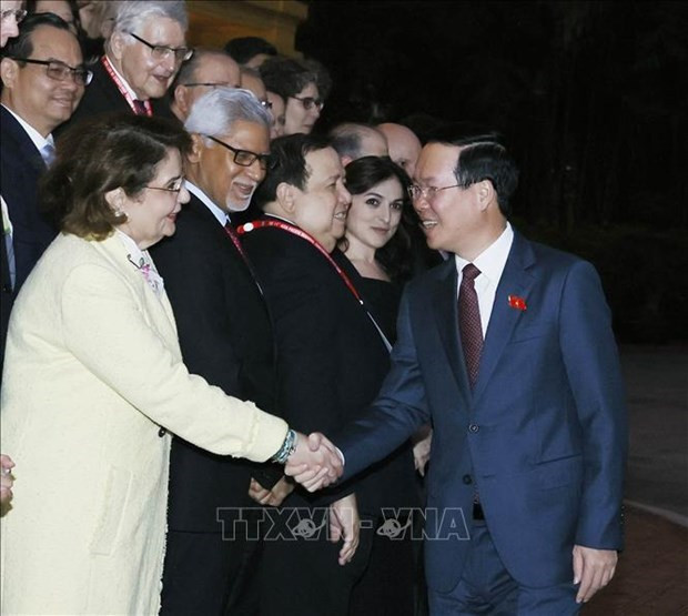 El presidente Vo Van Thuong saluda a los delegados de la undécima Conferencia regional Asia-Pacífico de la Federación Internacional de Sociedades de la Cruz Roja y de la Media Luna Roja. (Fotografía: VNA)
