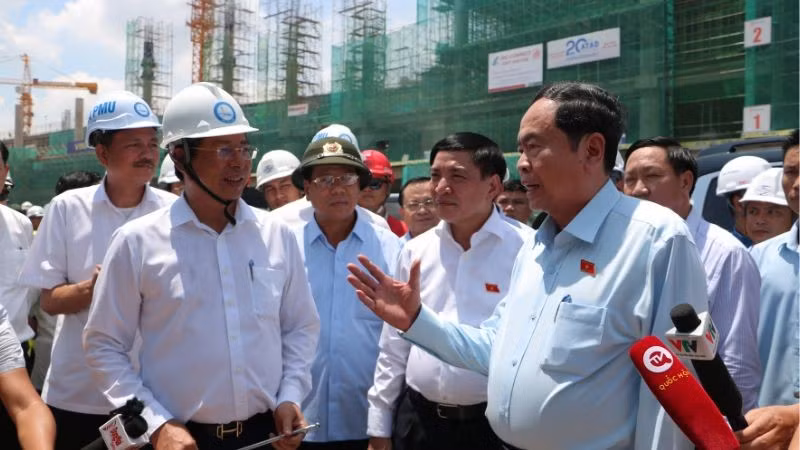 El presidente de la Asamblea Nacional de Vietnam, Tran Thanh Man, revisa las tareas de construcción del Aeropuerto Internacional de Long Thanh. (Fotografía: Nhan Dan)