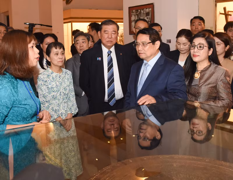Los primeros ministros de Vietnam y Japón, Pham Minh Chinh e Ishiba Shigeru, acompañados de sus esposas, realizan una visita al Museo Nacional de Historia de Vietnam en Hanói. (Fotografía: Nhan Dan)