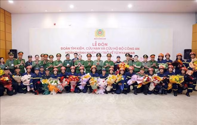 Jefes del Ministerio de Seguridad Pública posan para una foto con la delegación de búsqueda y rescate de la cartera que regresó de Myanmar después de completar su misión. (Fotografía: VNA)