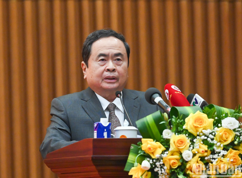 El presidente de la Asamblea Nacional de Vietnam, Tran Thanh Man, interviene en la reunión. (Fotografía: Nhan Dan)