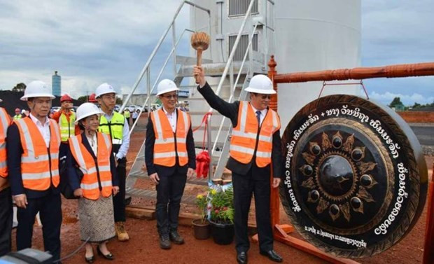 El primer ministro laosiano, Sonexay Siphandone, en una ceremonia ante la primera turbina de un proyecto de energía eólica. (Fotografía: Pasaxon)