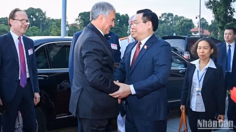 El presidente de la Asamblea Nacional de Vietnam, Vuong Dinh Hue, recibe al titular de la Duma Estatal de Rusia, Vyacheslav Viktorovich Volodin. El presidente de la Asamblea Nacional de Vietnam, Vuong Dinh Hue, recibe al titular de la Duma Estatal de Rusia, Vyacheslav Viktorovich Volodin.