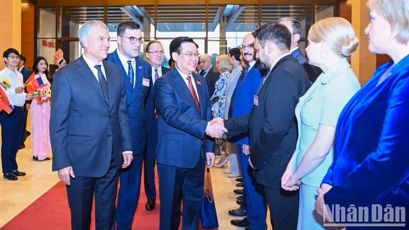 El dirigente vietnamita saluda a los delegados rusos. El dirigente vietnamita saluda a los delegados rusos.