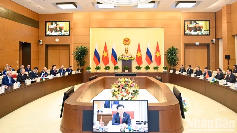 En la reunión posterior a la recepción. En la reunión posterior a la recepción.