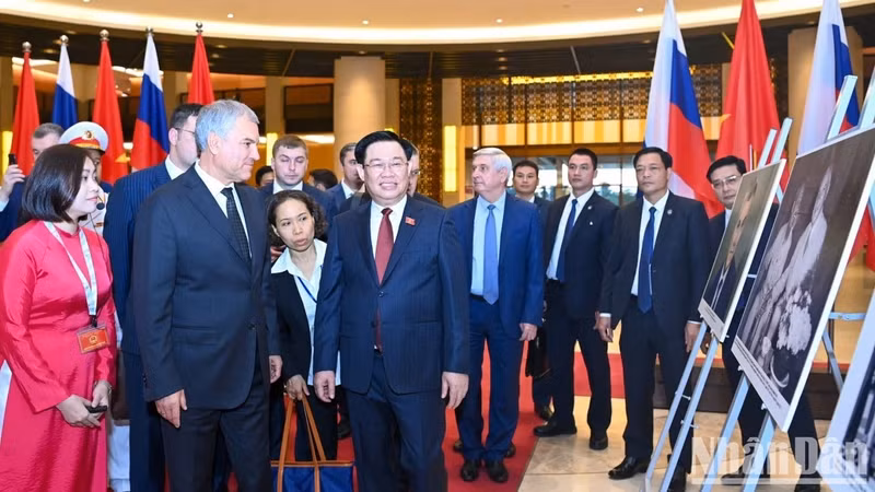 Los delegados recorren una exposición sobre las relaciones binacionales. Los delegados recorren una exposición sobre las relaciones binacionales.
