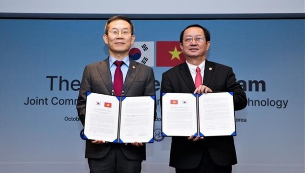 El ministro vietnamita de Ciencia y Tecnología, Huynh Thanh Dat (derecha), y el ministro surcoreano de Ciencia y Tecnología de la Información, Lee Jong-ho. (Fotografía: VNA)