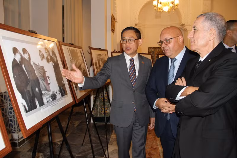 El ministro argelino de Muyahidines (veteranos de guerra) y Titulares de derechos, Laid Rebiga (centro), asiste a una exposición fotográfica sobre las relaciones entre Vietnam y Argelia con motivo del 78 aniversario del Día Nacional de Vietnam en Argel. (Fotografía: VNA)