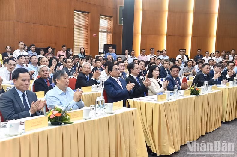Minh Chinh y delegados al acto.
