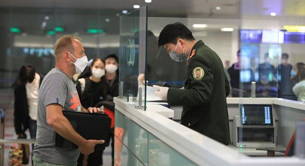 Un extranjero ingresa a Vietnam. (Fotografía: VNA)
