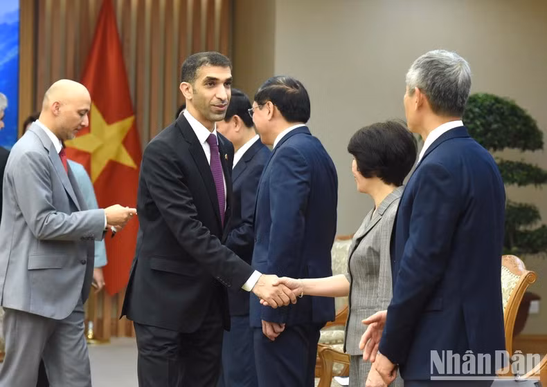 El visitante se despide de funcionarios anfitriones.