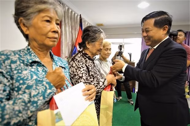 Obsequian a camboyanos de origen vietnamita en ocasión del Año Nuevo. (Fotografía: VNA)