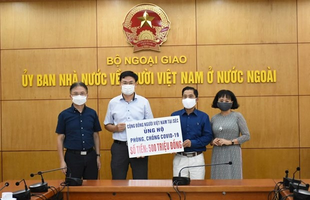 Una ceremonia de donación brindada por la comunidad vietnamita en la República Checa a la prevención y lucha anti-Covid-19 en el país natal. (Fotografía: VNA)