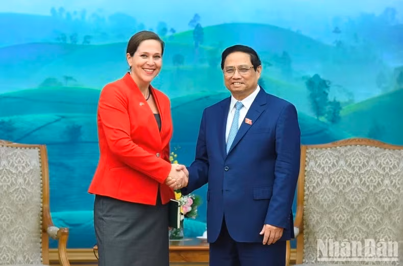 El primer ministro de Vietnam, Pham Minh Chinh, recibe a la economista jefa del Departamento de Estado de Estados Unidos, Emily Blanchard.