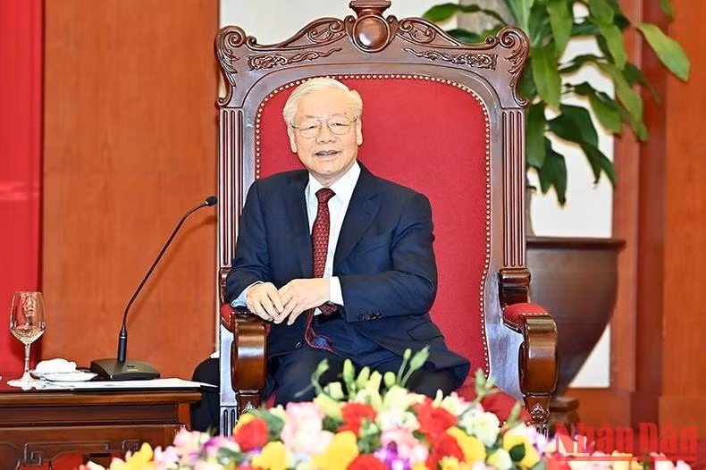 El dirigente anfitrión da sus palabras.