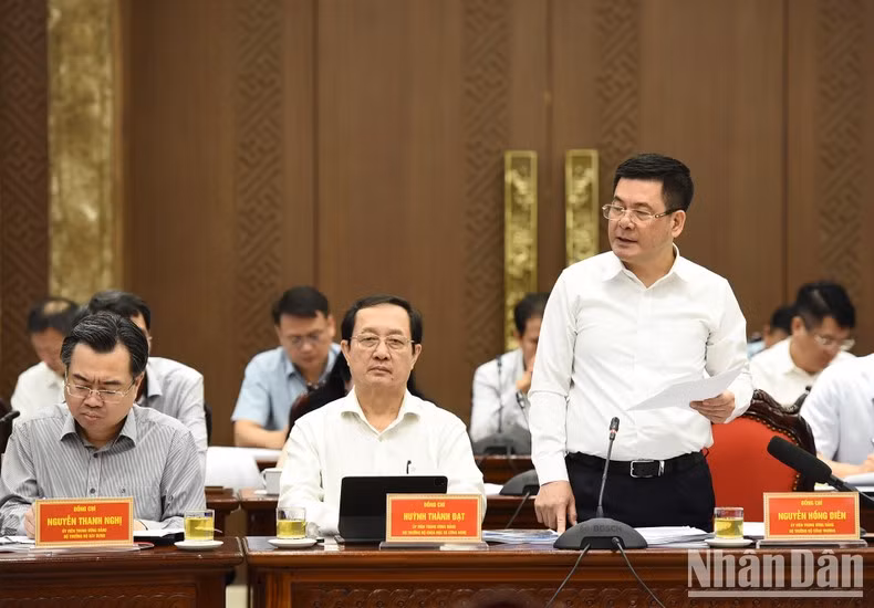 El ministro de Industria y Comercio, Nguyen Hong Dien, habla del despliegue de un proyecto de desarrollo del complejo de industria procesadora y venta de productos agrícolas, forestales y acuícolas en el referido delta.
