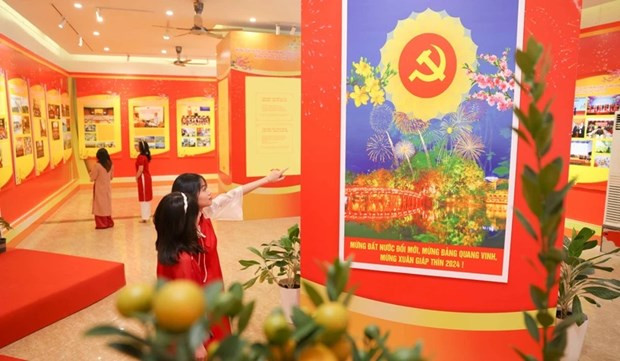 Una exposición celebra el 94 aniversario de la fundación del Partido Comunista de Vietnam. (Fotografía: VNA)