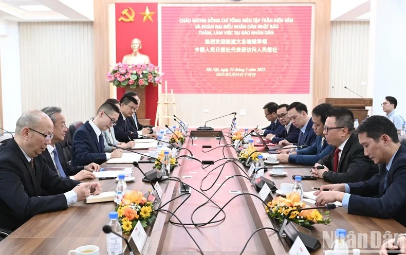 Panorama de una sesión de trabajo entre Nhan Dan y el Diario del Pueblo efectuada en marzo de 2025 en la sede del rotativo vietnamita, en Hanói. (Fotografía: Nhan Dan)