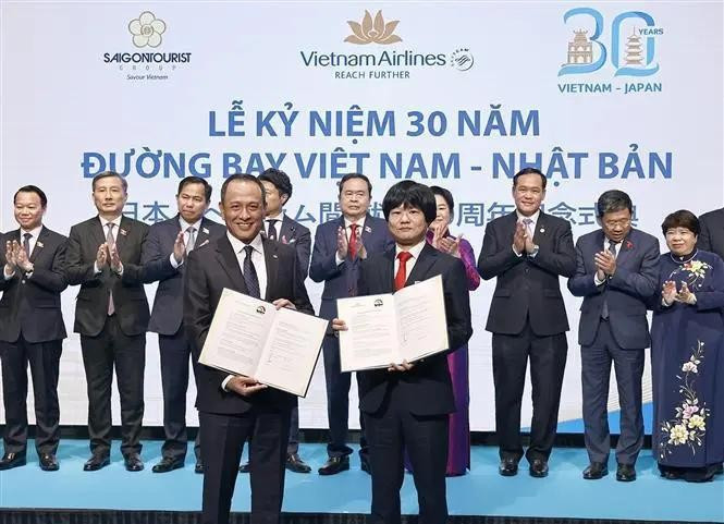 El presidente de la Asamblea Nacional de Vietnam, Tran Thanh Man, y su esposa testimonian la entrega de acuerdos de cooperación bilateral. (Fotografía: VNA)