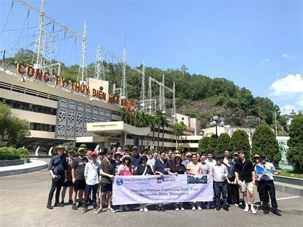 Estudiantes australianos visitan la empresa hidroeléctrica de Hoa Binh. (Fotografía: VNA)