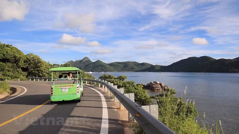 Los turistas pueden dar un paseo por la ruta fácilmente en vehículos eléctricos. Los turistas pueden dar un paseo por la ruta fácilmente en vehículos eléctricos.