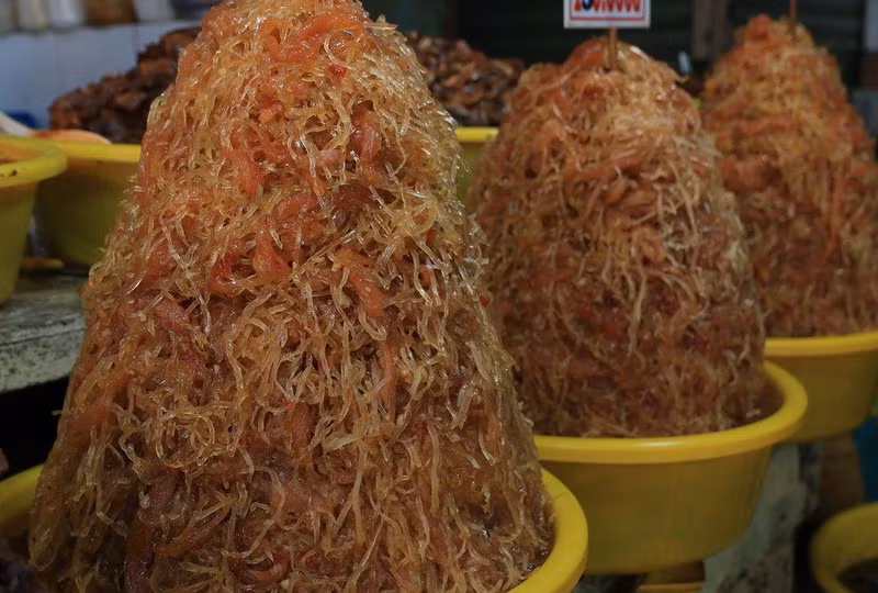 Los turistas a Chau Doc prefieren comprar el ‘mam thai’, una mezcla de lonchas de ‘ca loc’ y el ‘mam’ elaborado con julianas de papaya. Sobresale por su buena sazón y porque puede disfrutarse de inmediato, sin procesar.