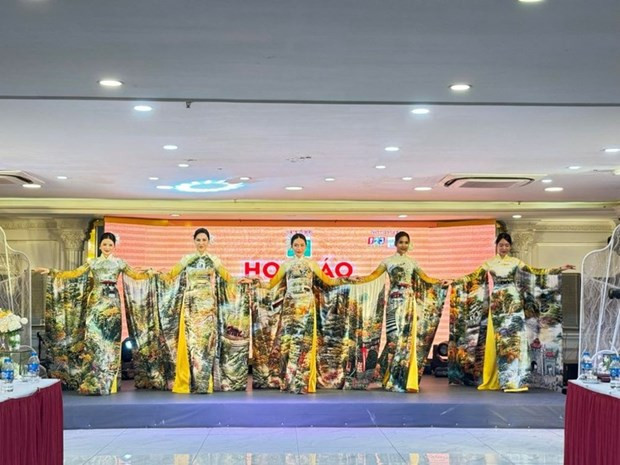Modelos desfilan en el evento. (Fotografía: VOV)