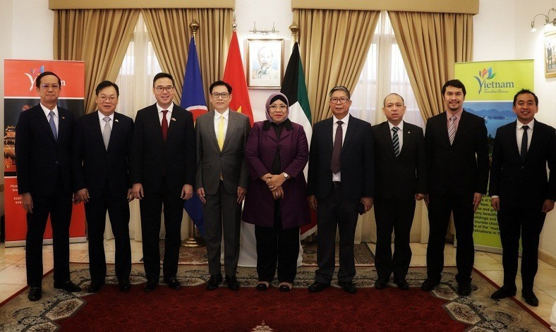 Embajadores participantes en el acto. (Fotografía: Embajada de Vietnam en Kuwait)