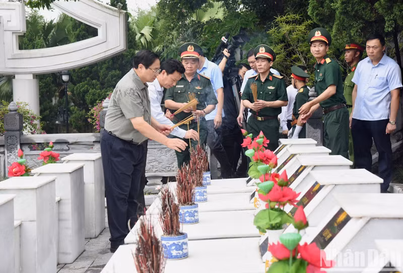 El primer ministro Pham Minh Chinh coloca inciensos en el Cementerio Nacional de Mártires de Guerra de Vi Xuyen. (Fotografía: Nhan Dan)