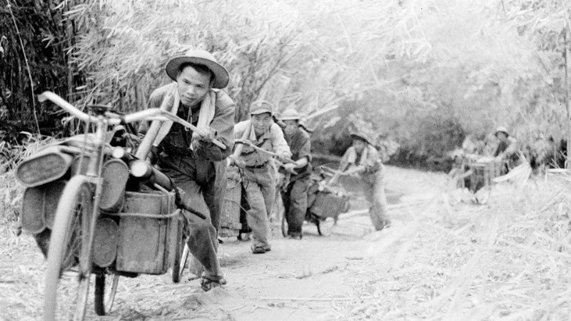 Soldados de transporte en Tay Nguyen utilizan todos los vehículos, tanto no motorizados y como mecanizados, para acarrear mercancías en el marco de la homónima campaña, en 1975. (Foto: Thanh Tung/VNA)