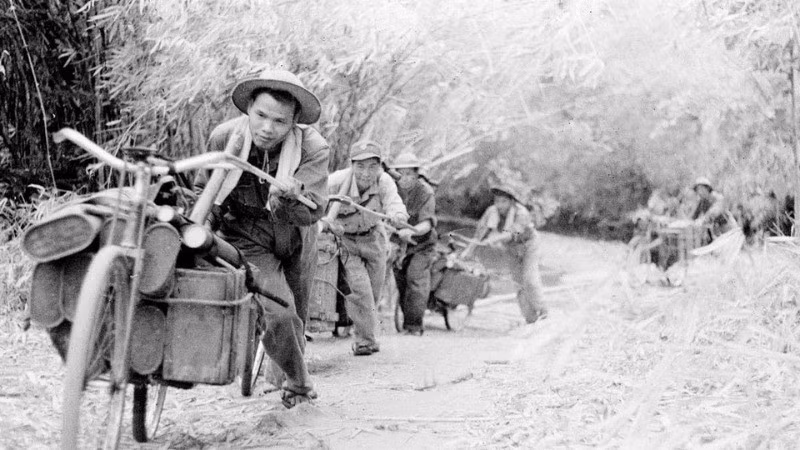 Soldados de transporte en Tay Nguyen utilizan todos los vehículos, tanto no motorizados y como mecanizados, para acarrear mercancías en el marco de la homónima campaña, en 1975. (Foto: Thanh Tung/VNA)
