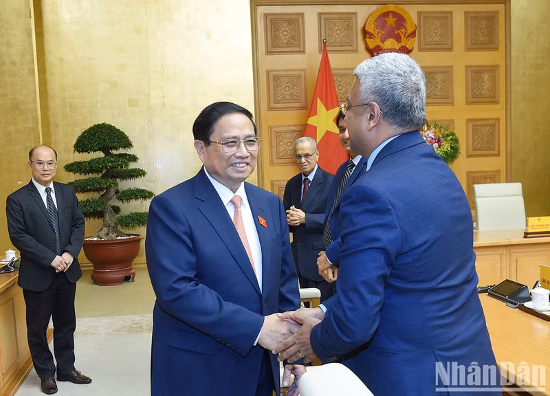 Minh Chinh recibe a los delegados indios.