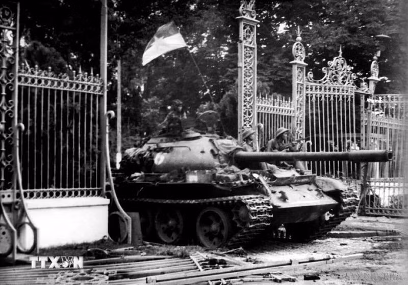 La foto titulada "El tanque del Ejército de Liberación entra al Palacio de Independencia al mediodía del 30 de abril de 1975". (Fuente: VNA)