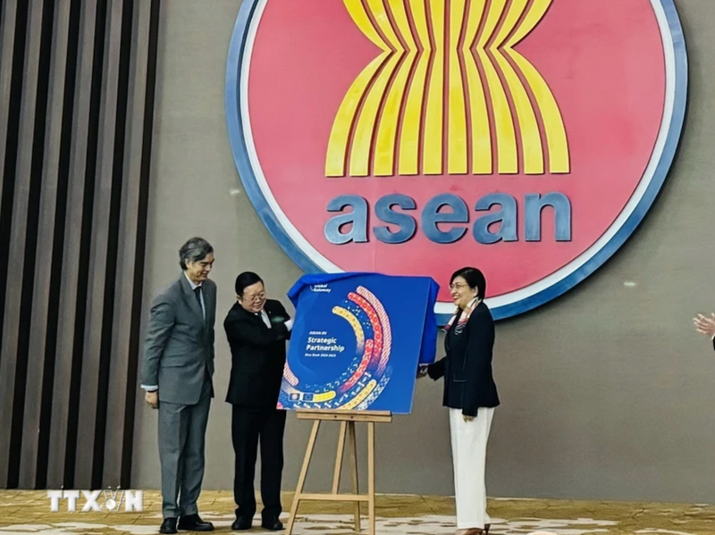 El acto de lanzamiento del Libro cuenta con la presencia del secretario general de la Asean, Kao Kim Hourn; el embajador de la UE ante la Asean, Sujiro Seam, y la representante permanente de Filipinas ante la Asean y coordinadora nacional de la asociación de diálogo Asean-UE, Hjayceelyn M. Quintana. (Fotografía: VNA)